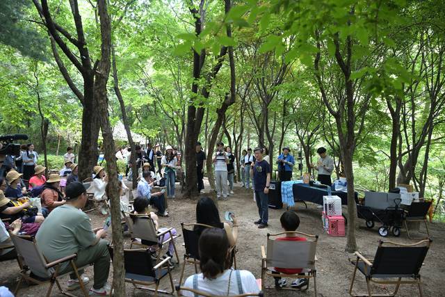 남산자락숲길 페스타에서 김길성 중구청장이 사업 관련 설명을 하고 있다.중구청 제공