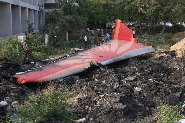 12일 추락한 에어인디아 잔해를 구조 대원들이 수색하고 있다. UPI 연합뉴스