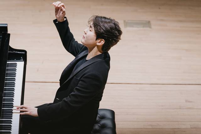 15일 성남아트센터에서 열린 ‘조성진 피아노 리사이틀’에서  조성진이 직접 고른 리스트, 베토벤, 버르토크, 브람스의 피아노곡을 연주했다. 성남문화재단 제공