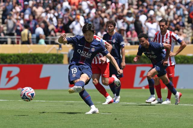 파리 생제르맹의 이강인이 16일 오전(한국시간) 미국 캘리포니아주 패서디나의 로즈볼 스타디움에서 열린 2025 FIFA 클럽월드컵 B조 조별리그 1차전에서 후반 52분 페널티킥을 차고 있다.  AFP 연합뉴스