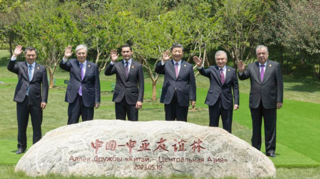 2023년 5월 19일 시진핑 국가주석이 산시성 시안시에서 제1회 중국·중앙아시아 정상회의를 주재한 뒤 중앙아시아 5개국 정상들과 함께 석류나무를 심은 뒤 기념 사진을 촬영하고 있다.  신화통신 캡처