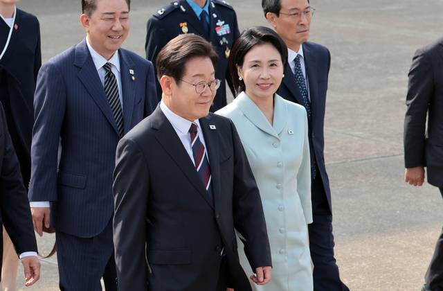 주요 7개국(G7) 정상회의에 참석하는 이재명 대통령이 16일 성남 서울공항에서 김혜경 여사와 함께 공군 1호기로 향하고 있다. 연합뉴스