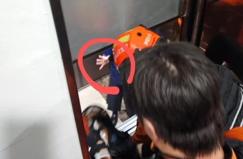 엘레베이터에 갇힌 노동자 구조장면. 독자 제공 연합뉴스