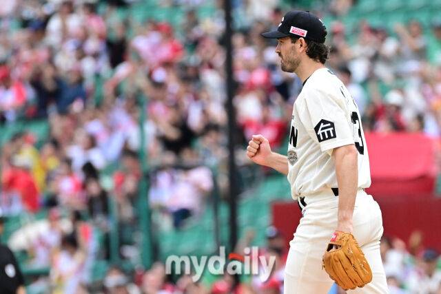 15일 오후 인천SSG랜더스필드에서 진행된 '2025 프로야구 KBO리그' 롯데-SSG의 경기. SSG 선발 앤더슨이 2회초 무사 1루에서 전민재를 병살로 잡은 뒤 포효하고 있다./인천 = 곽경훈 기자