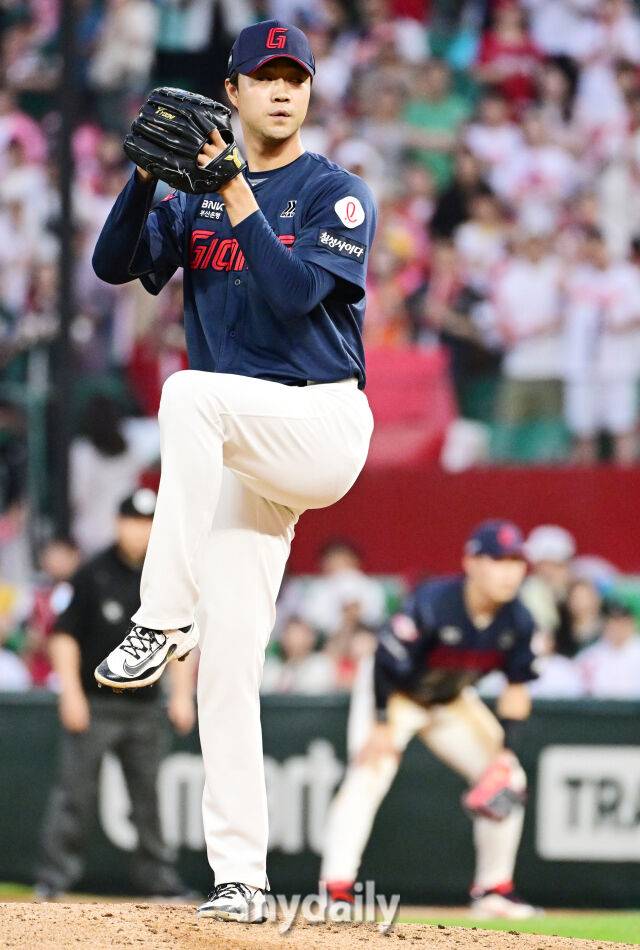 15일 오후 인천SSG랜더스필드에서 진행된 '2025 프로야구 KBO리그' 롯데-SSG의 경기. 롯데 윤성빈이 구원 등판해 역투를 펼치고 있다./인천 = 곽경훈 기자