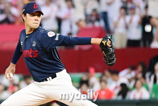 15일 오후 인천SSG랜더스필드에서 진행된 '2025 프로야구 KBO리그' 롯데-SSG의 경기. 롯데 윤성빈이 구원 등판해 역투를 펼치고 있다./인천 = 곽경훈 기자