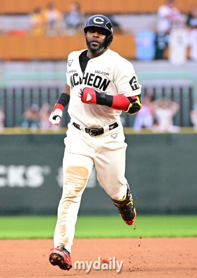 15일 오후 인천SSG랜더스필드에서 진행된 '2025 프로야구 KBO리그' 롯데-SSG의 경기. SSG 에레디아가 6회말 롯데 선발 이민석을 상대로 선제 솔로 홈런을 때린 뒤 그라운드를 돌고 있다./인천 = 곽경훈 기자