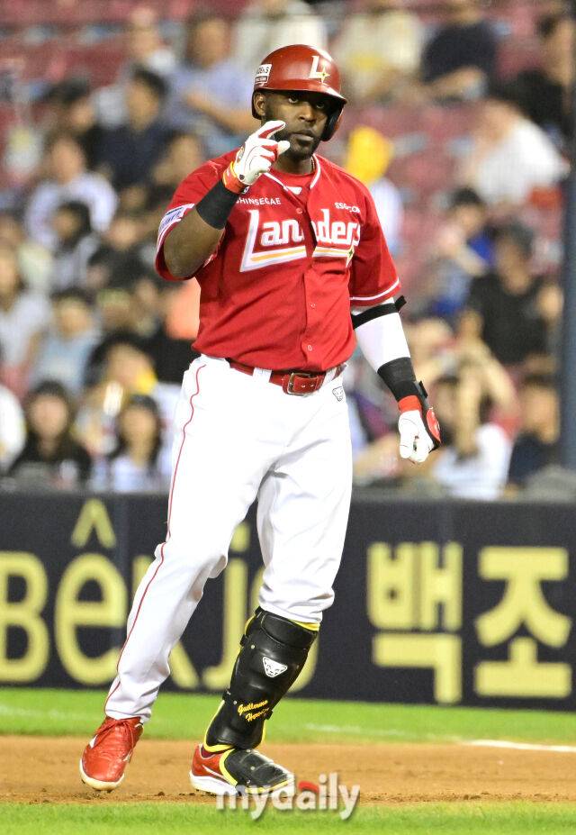 2025년 6월 12일 오후 서울 잠실구장에서 '2025 신한 SOL뱅크 KBO 리그' SSG 랜더스와 LG 트윈스의 경기가 열렸다. SSG 에레디아가 6회초 2사 1.3루서 1타점 적시타를 친 뒤 기뻐하고 있다./마이데일리