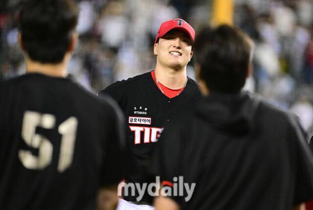 2025년 6월 5일 오후 서울 잠실구장에서 진행된 '2025 신한 SOL뱅크 KBO 리그' KIA 타이거즈와 두산 베어스의 경기. KIA 정해영이 연장 10회말 2사 1.2루서 두산 김민석에게 끝내기 안타를 허용하며 패한 뒤 아쉬워하고 있다./마이데일리