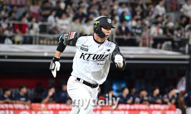 2025년 6월 11일 오후 경기도 수원시 KT위즈파크에서 '2025 신한 SOL뱅크 KBO 리그' 롯데 자이언츠와 KT위즈의 경기가 열렸다. KT 이정훈이 9회말 1사 후 대타로 나와 2루타를 친 뒤 뛰고 있다./마이데일리