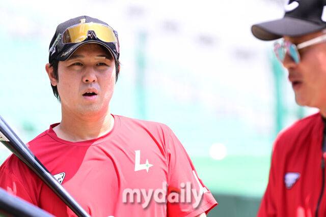 SSG 최정이 타격코치의 조언을 진지하게 듣고 있다.
