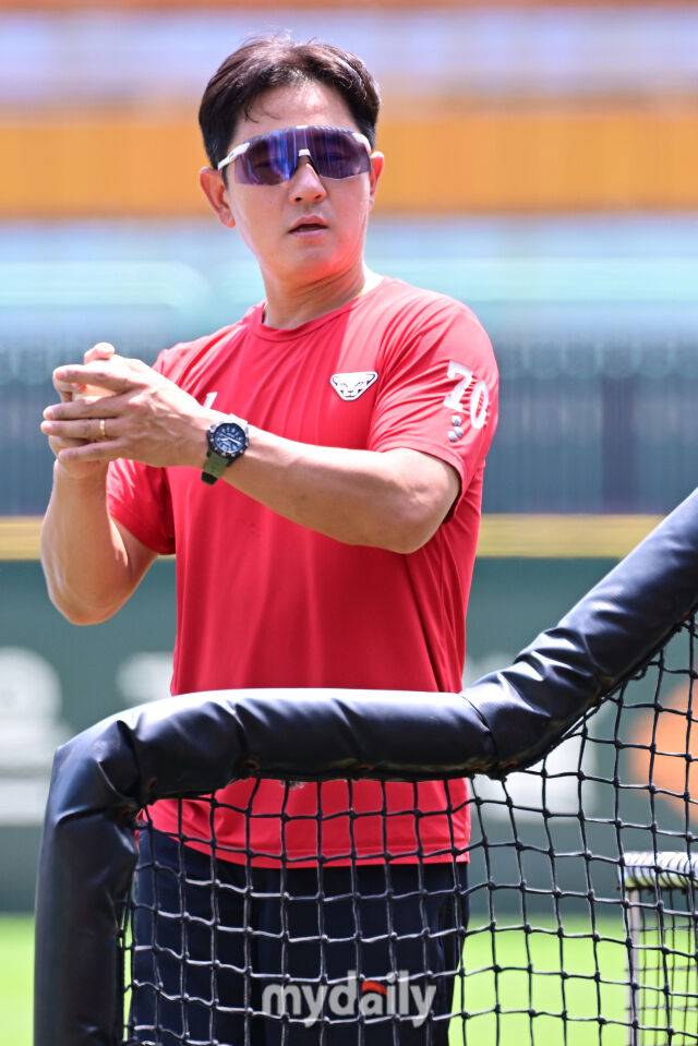 SSG 손시헌 수비코치가 직접 배팅볼을 던져주고 있다.