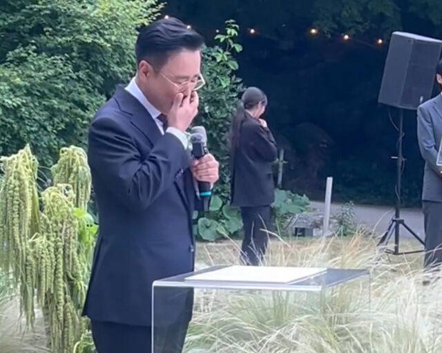 이광기가 딸과 사위에게 편지를 읽어주며 눈물을 흘리고 있다. / 이광기 SNS