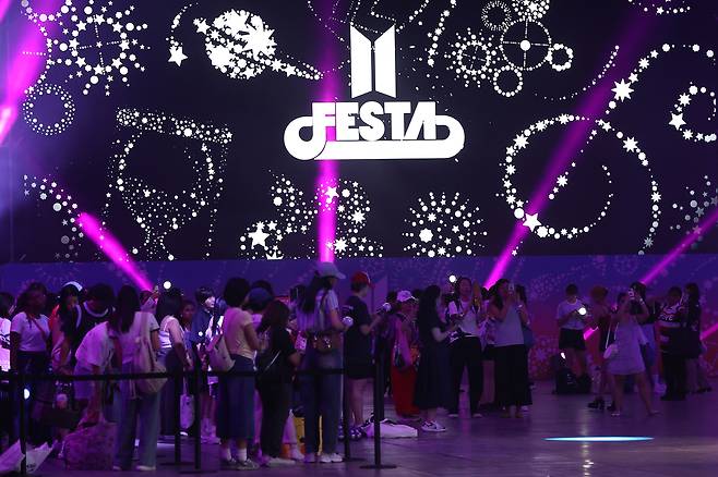 13일 경기 고양시 일산서구 킨텍스에서 열린 방탄소년단 데뷔 12주년 기념 축제 ‘2025 BTS 페스타’(2025 BTS FESTA)에서 팬(아미)들이 부스 체험을 위해 줄을 서 있다.  [연합]