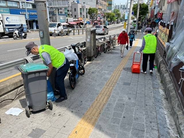 청결지킴이 어르신들 거리 청소