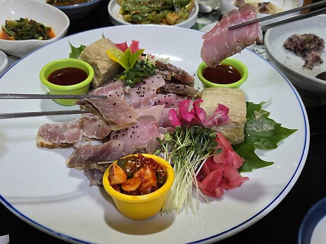 내륙이 해물을 더 창의적으로 요리할때가 많다. 제천식 삭힌홍어요리와 약채 양념