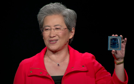 리사 수 AMD CEO가 지난 13일 미국 캘리포니아 세너제이에서 열린 AMD 연례 콘퍼런스인 ‘AMD 어드밴싱 AI 2025’에서 신형 AI 가속기 MI350X 시리즈를 소개하고 있다. [AMD 유튜브 캡처]