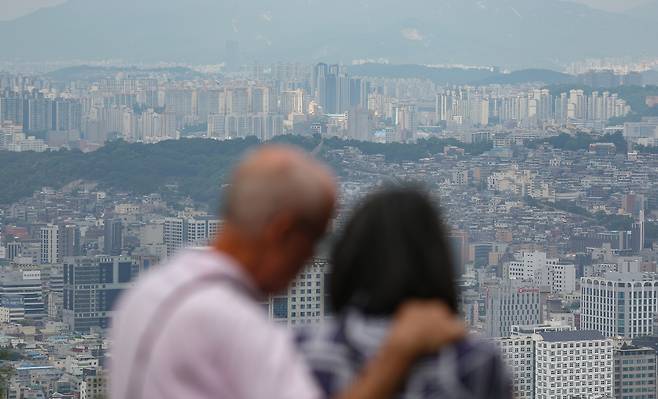 서울의 집값 상승세가 토지거래허가제(토허제)로 지정된 서울 강남 3구와 용산구 등을 넘어 성북구와 노원구, 금천구 등으로 확산하는 조짐을 보이는 가운데 10일 서울 남산에서 바라본 성북구, 노원구 일대 아파트 단지 모습.[연합]