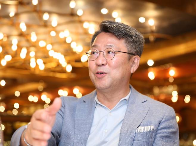 백현 롯데관광 대표가 지난달 29일 국내 취항 최대 규모인 11만4000톤(t)급 코스타 세레나호에서 기자와 만나 인터뷰를 하고 있다. [롯데관광개발 제공]