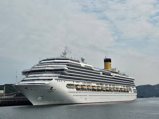 국내 취항 최대 규모인 11만4000톤(t)급 코스타 세레나호가 항구에 정박해 있다. [신소연 기자]