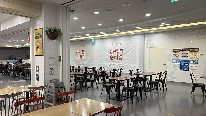◀ 홈플러스 가양점 푸드코트 이용객 또한 적었으며 곳곳에 빈 매장이 보였다.  신현주 기자