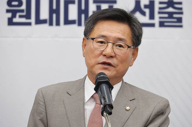 국민의힘 원내대표 선거에 출마한 이헌승 후보가 16일 서울 여의도 국회에서 열린 원내대표 선출 선거 의원총회에서 정견발표를 하고 있다. [연합]