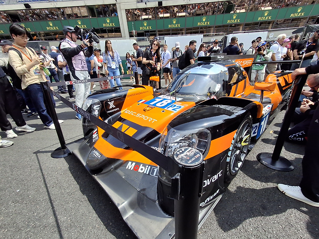 제네시스가 이번 레이싱에 참여하기 위해 이덱스포츠의 차량에 제네시스의 래핑을 입혀 준비한 레이싱 차량 주변으로 많은 관객이 운집해 있다. [김성우 기자]