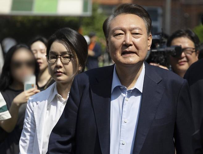 윤석열 전 대통령과 김건희 여사가 21대 대통령 선거일인 지난 3일 서울 서초구 원명초등학교에 마련된 서초4동 제3투표소에서 투표를 마친 뒤 차량으로 향하고 있다. [연합]