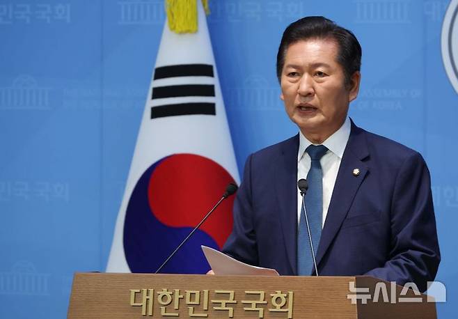 [서울=뉴시스] 조성봉 기자 = 정청래 더불어민주당 의원이 15일 오후 서울 여의도 국회 소통관에서 당 대표 출마선언을 하고 있다. 2025.06.15. suncho21@newsis.com