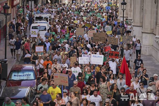 <font style="vertical-align: inherit;"><font style="vertical-align: inherit;">[마요르카=AP/뉴시스] 15일(현지 시간) 스페인 마요르카에서 오버투어리즘(과잉 관광)에 반대하는 시위가 열리고 있다. 2025.06.16.</font></font>