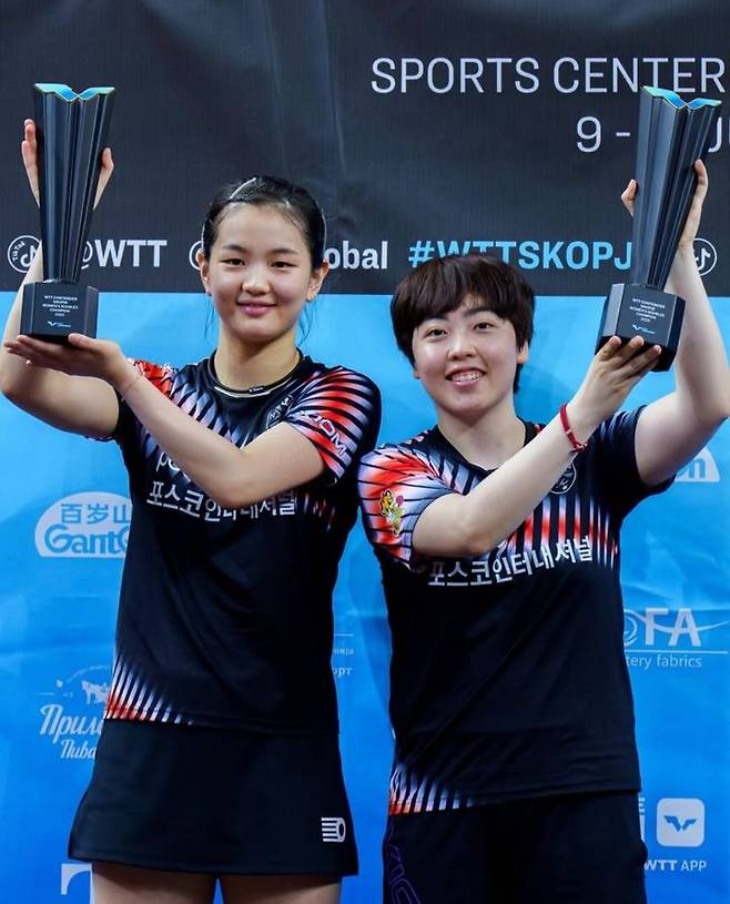 15일(한국 시간) 북마케도니아 스코페에서 열린 대회 여자복식 결승에서 일본의 오도 사쓰키-요코이 사쿠라 조를 3-1(11-13 11-9 11-1 11-7) 격파하고 우승한 김나영(왼쪽)-유한나(이상 포스코인터내셔널) 조. 2025.06.15. (사진=WTT SNS 캡처) *재판매 및 DB 금지