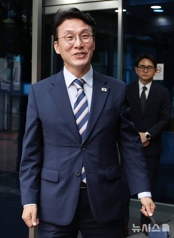 [서울=뉴시스] 김명원 기자 = 김민석 국무총리 후보자가 16일 오전 서울 종로구 통의동 금감원연수원에 마련된 인사청문회 준비단 사무실에 출근하며 기자의 질문에 다시 나와 답하고 있다. 2025.06.16. kmx1105@newsis.com