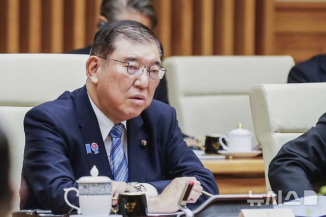 [하노이=AP/뉴시스] 주요 7개국(G7) 정상회의를 앞둔 이시바 시게루(石破茂) 일본 총리는 미국과의 관세 협상에 대해 "쌍방에게 있어서 이익이 되는 합의가 실현될 수 있도록 최대한 노력을 하겠다"고 밝혔다. 사진은 이시바 총리가 지난 4월 28일 베트남 하노이 정부 청사에서 열린 회의에 참석해 발언하는 모습. 2025.06.16.