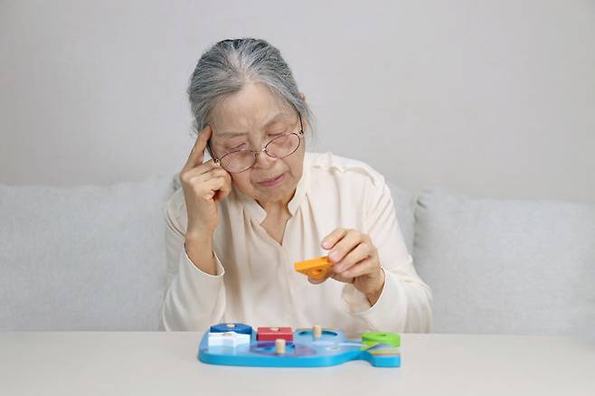 [서울=뉴시스] 비교적 최근 세대일수록 같은 연령대에서 치매에 걸릴 가능성이 낮다는 연구 결과가 나왔다. 사진은 본 기사와 관계없음. 2025.06.16. *재판매 및 DB금지 *재판매 및 DB 금지