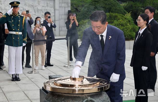 [서울=뉴시스] 배훈식 기자 = 김병기 더불어민주당 당 대표 직무대행 겸 원내대표가 16일 오전 서울 동작구 국립서울현충원을 찾아 충혼탑 앞에서 분향하고 있다. 2025.06.16. dahora83@newsis.com