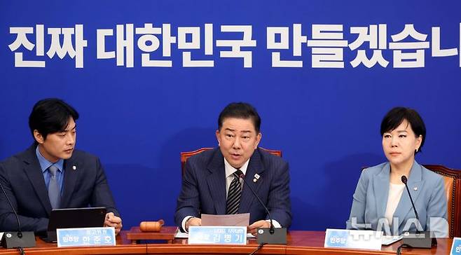 [서울=뉴시스] 조성봉 기자 = 김병기 더불어민주당 당 대표 직무대행 겸 원내대표가 16일 오전 서울 여의도 국회에서 열린 최고위원회의에서 발언을 하고 있다. 2025.06.16. suncho21@newsis.com