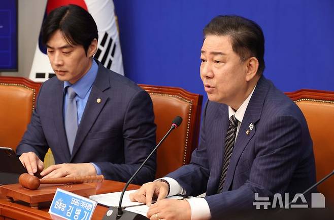 [서울=뉴시스] 조성봉 기자 = 김병기 더불어민주당 당 대표 직무대행 겸 원내대표가 16일 오전 서울 여의도 국회에서 열린 최고위원회의에서 발언을 하고 있다. 2025.06.16. suncho21@newsis.com