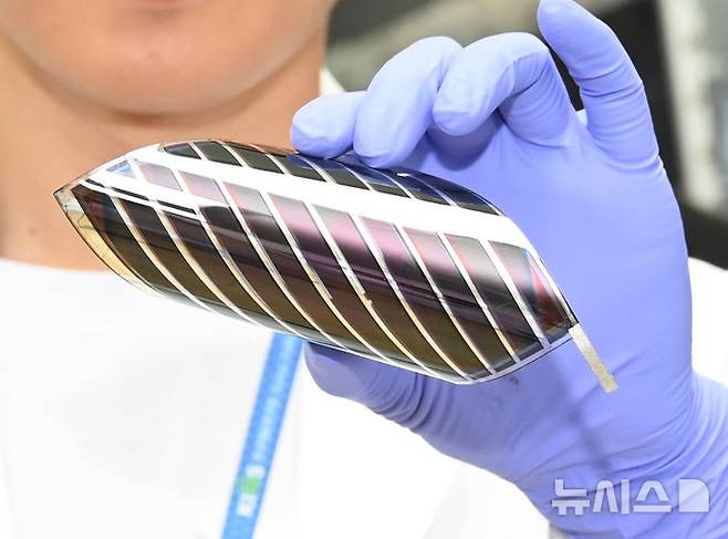 [창원=뉴시스] 한국재료연구원(KIMS) 에너지·환경재료연구본부 임동찬 김소연 박사 연구팀이 개발한 고습도 환경에서도 안정적인 고효율·고내구성 페로브스카이트 태양전지 소재. 얇고 유연한 형태를 보인다. (사진=한국재료연구원 제공) 2025.06.16. photo@newsis.com