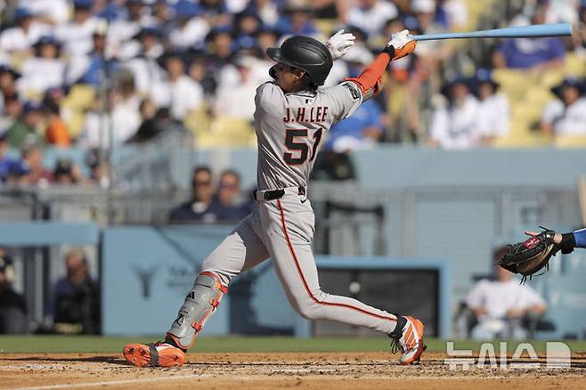 [로스앤젤레스=AP/뉴시스] 샌프란시스코 자이언츠의 이정후가 15일(현지 시간) 미 캘리포니아주 로스앤젤레스의 다저 스타디움에서 2025 메이저리그 LA 다저스와의 경기 4회 초 2타점 적시 3루타를 치고 있다. 이정후는 5타수 1안타 2타점을 기록했고 팀은 4-5로 패했다. 2025.06.16.