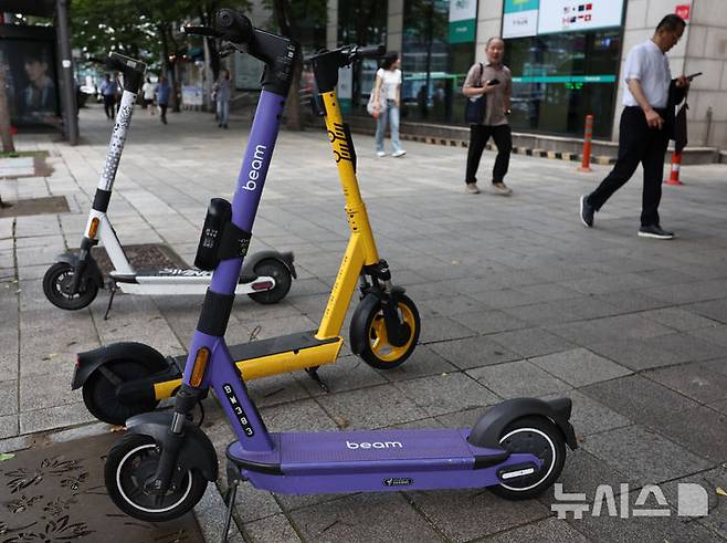 [서울=뉴시스] 지난해 8월20일 서울시내 거리에 공유 전동킥보드가 주차돼 있는 모습. 2025.06.16. (사진=뉴시스DB) photo@newsis.com