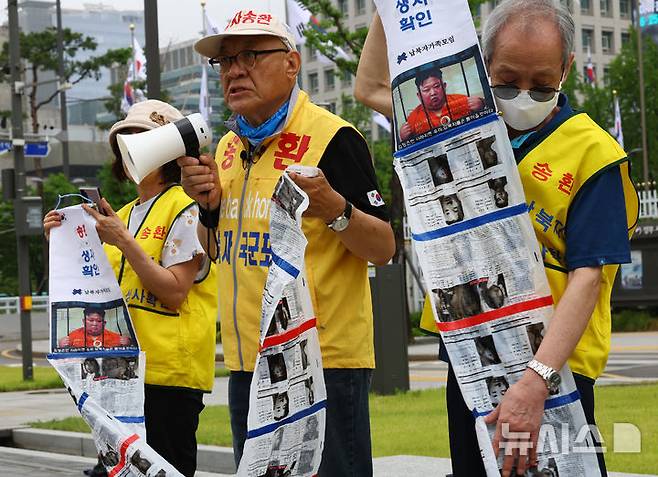 [서울=뉴시스] 박주성 기자 = 최성룡 납북자피해가족연합회 대표와 남북피해자 가족들이 16일 서울 정부서울청사 정문 앞에서 전단 살포 이유와 살포된 전단지 내용, 실제 전단지를 보여주고 있다. 2025.06.16. park7691@newsis.com