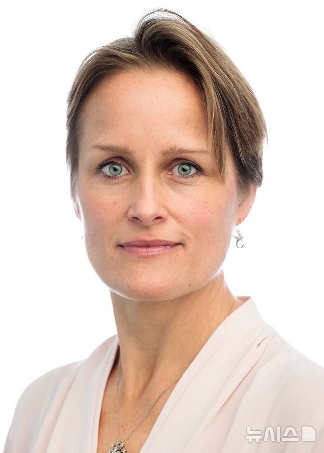 [AP/뉴시스] 영국 해외정보기관 비밀정보국(MI6) 116년 역사상 첫 여성 국장으로 지명된 블레이즈 메트러웰리(47). 그는 리처드 무어 국장에 이어 올해 말 MI6 제18대 국장에 오를 예정이다. 205.06.16.