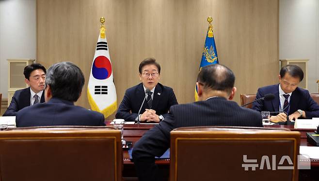 [서울=뉴시스] 최진석 기자 = 이재명 대통령이 13일 서울 용산 대통령실에서 열린 이스라엘-이란 공습관련 대통령실 안보경제 긴급점검회의를 주재하고 있다. 2025.06.13. myjs@newsis.com