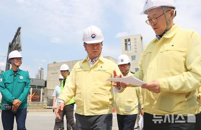 [광명=뉴시스]박승원 광명시장(사진 왼쪽)이 15일 이한경 행정안전부 재난안전관리본부장과 함께 신안산선 지하터널 공사 붕괴 사고 현장을 점검하고 있다.(사진=광명시 제공)2025.06.16.photo@newsis.com