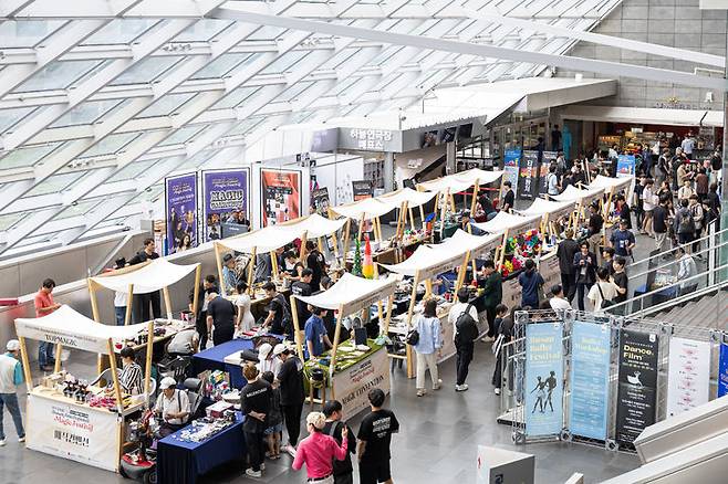 [부산=뉴시스] 지난해 열린 제19회 부산국제마술페스티벌 영화의전당 로비 부대행사. (사진=부산국제마술페스티벌 제공) 2025.06.16. photo@newsis.com *재판매 및 DB 금지