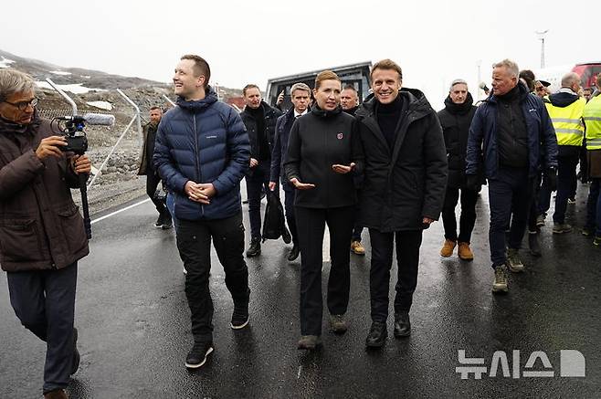 <font style="vertical-align: inherit;"><font style="vertical-align: inherit;">[누크=AP/뉴시스] 에마뉘엘 마크롱(가운데) 프랑스 대통령이 15일(현지시간) 그린란드 누크를 방문해 옌스 프레데릭 닐센 그린란드 총리, 메테 프레데릭센 덴마크 총리와 이동하고 있다. 2025.06.16.</font></font>