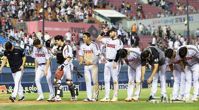 [서울=뉴시스] 이영환 기자 = 지난 12일 오후 서울 송파구 잠실야구장에서 열린 2025 KBO리그 SSG 랜더스와 LG 트윈스의 경기에서 8-6으로 승리를 거둔 LG 선수들이 인사를 하고 있다. 2025.06.12. 20hwan@newsis.com