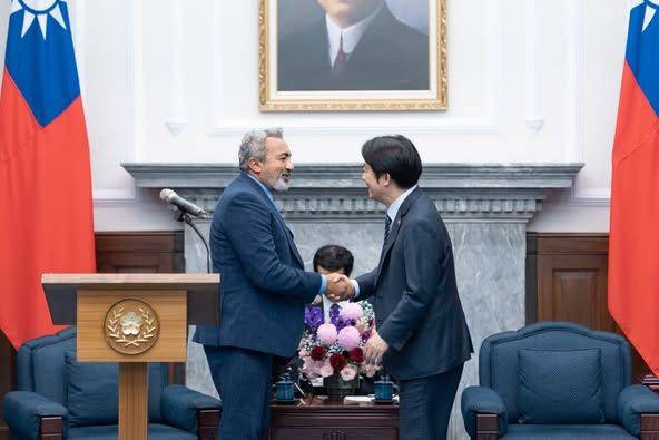 [서울=뉴시스]라이칭더 대만 총통(오른쪽)이 16일 오전 타이베이 총통부에서  미 하원 '대만 코커스' 위원장을 맡고 있는 아미 베라(민주·캘리포니아) 하원 의원과 악수하고 있다. 라이 총통은 베라 의원이 이끄는 미국 하원 대표단을 접견했다. <사진출처: 라이 총통 페이스북> 2025.06.16