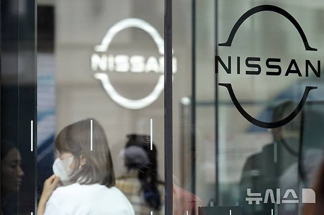 [도쿄=AP/뉴시스]경영악화를 겪고 있는 일본의 닛산의 이반 에스피노사 사장은 보유하고 있는 르노 주식 지분율을 15%에서 10%로 낮추겠다고 밝혔다.사진은 2023년 3월31일 도쿄 긴자 쇼핑가의 닛산자동차 쇼룸에 걸린 닛산 로고 모습. 2025.06.16.