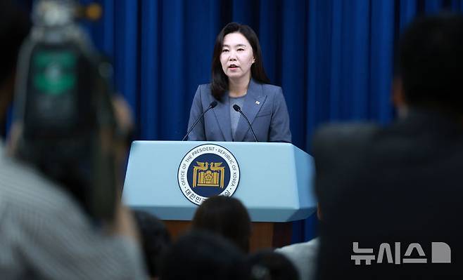 [서울=뉴시스] 고범준 기자 = 강유정 대변인이 16일 서울 용산구 대통령실 브리핑룸에서 국민추천제 관련 브리핑을 하고 있다. 2025.06.16. bjko@newsis.com